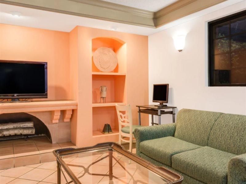 Days Inn By Wyndham Birmingham/West Εξωτερικό φωτογραφία