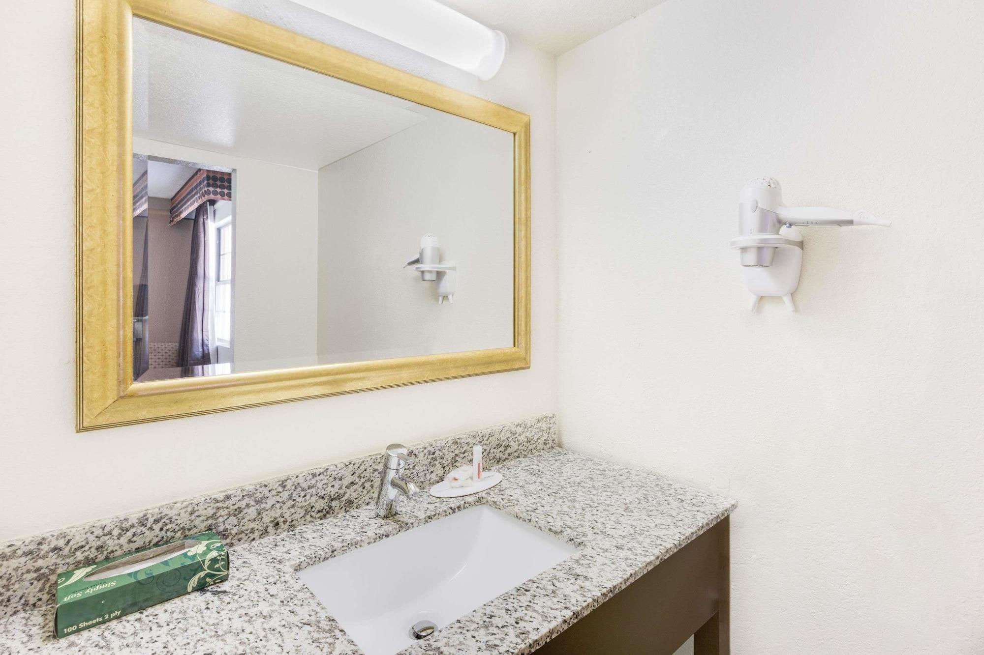 Days Inn By Wyndham Birmingham/West Εξωτερικό φωτογραφία