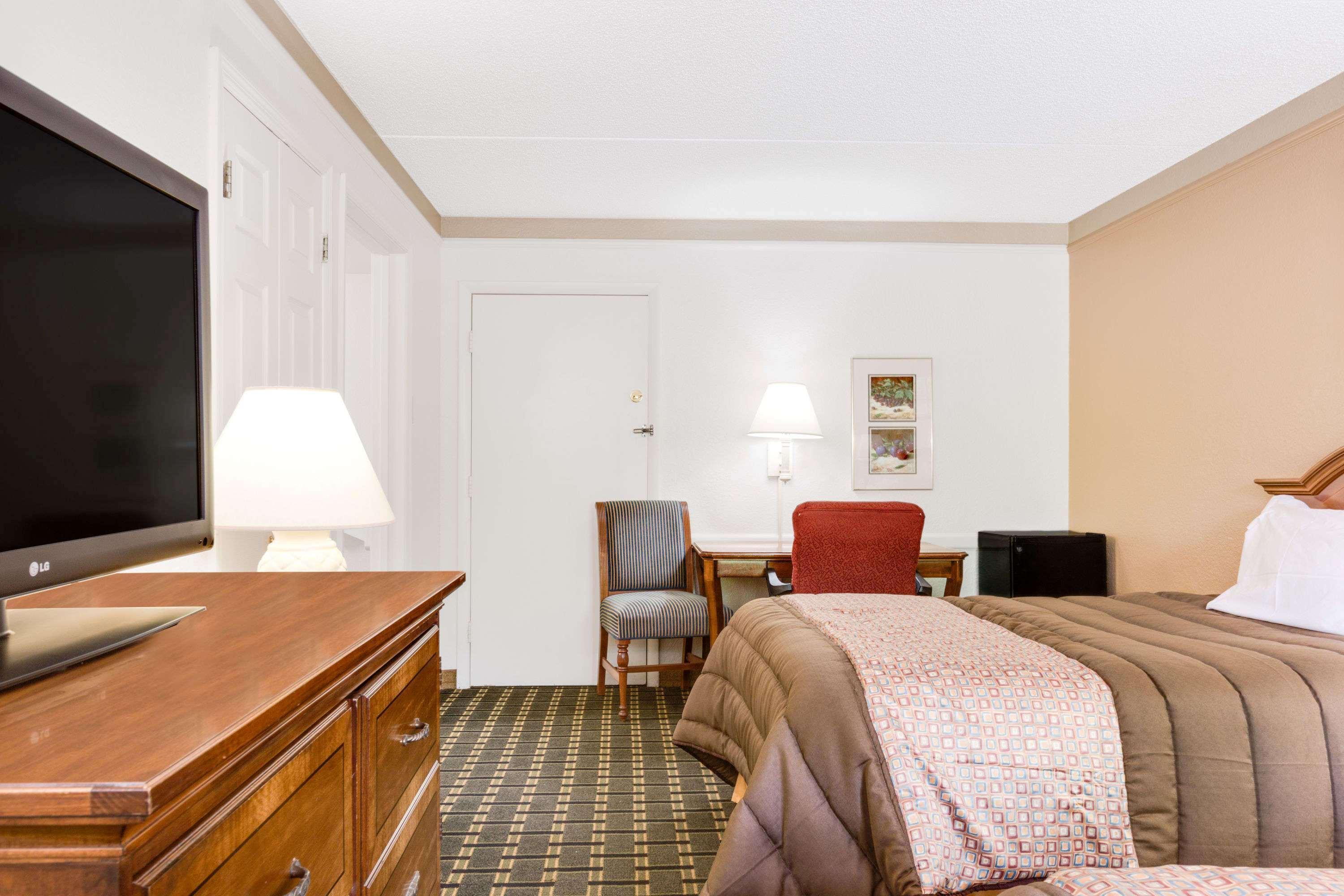 Days Inn By Wyndham Birmingham/West Εξωτερικό φωτογραφία