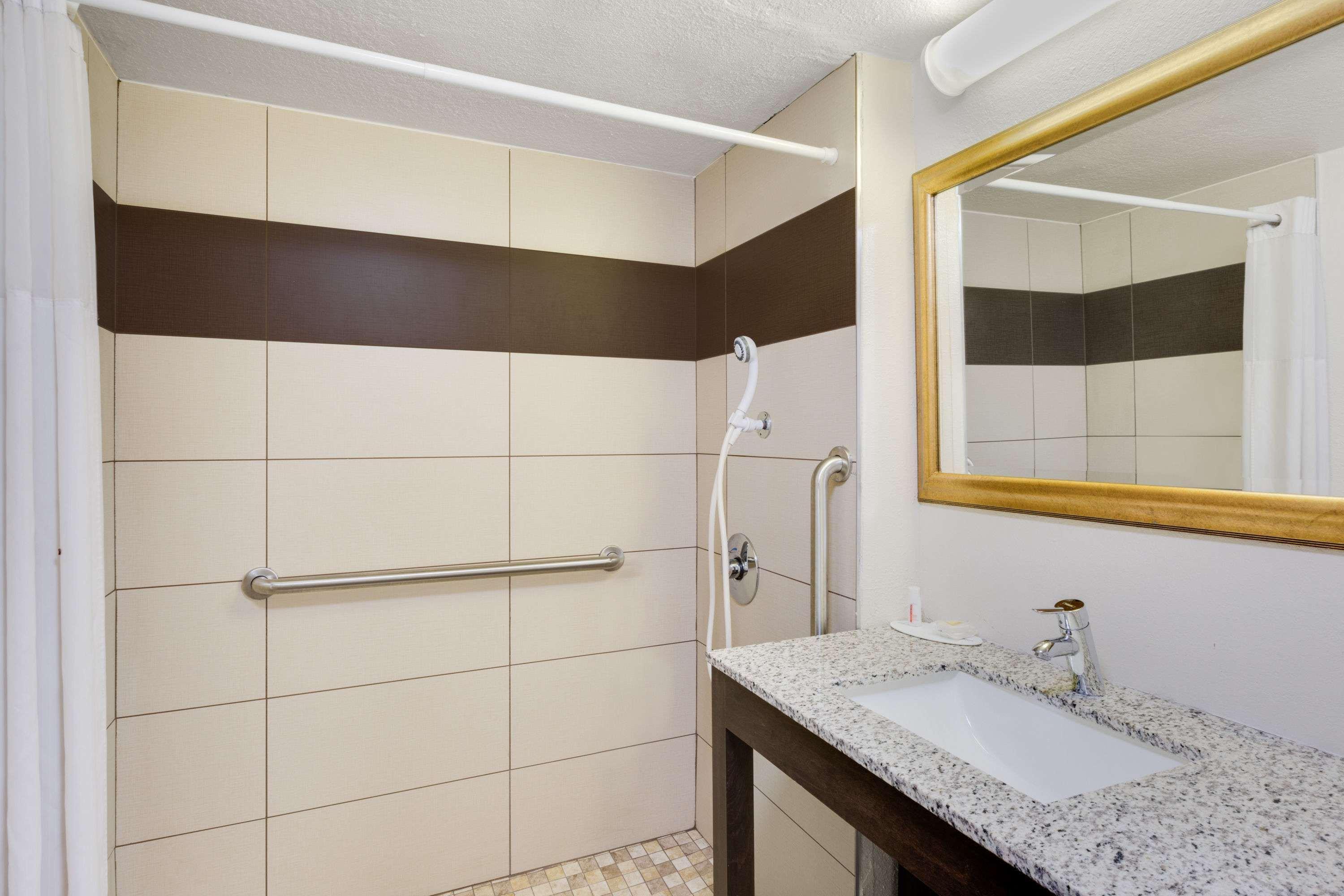 Days Inn By Wyndham Birmingham/West Εξωτερικό φωτογραφία