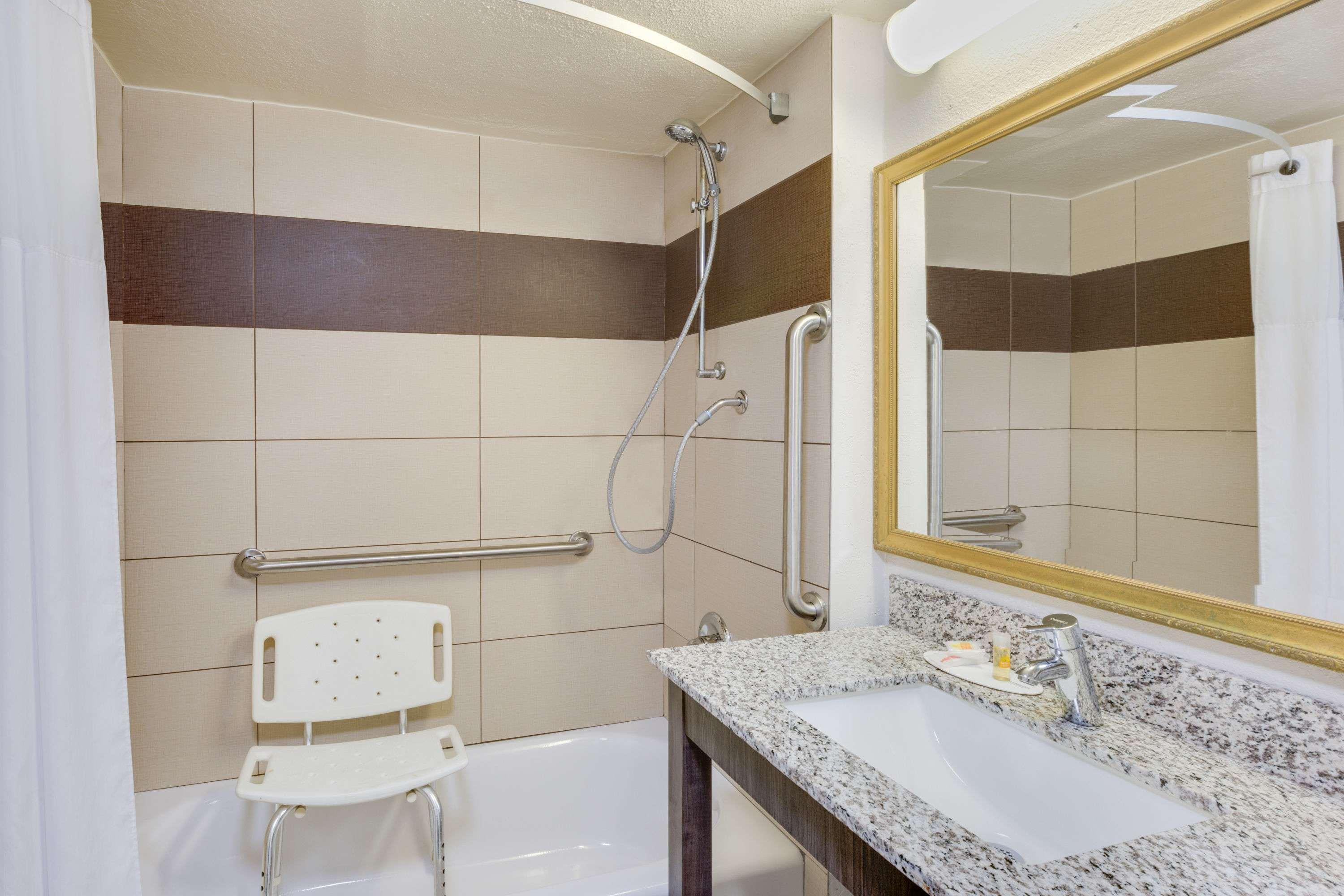 Days Inn By Wyndham Birmingham/West Εξωτερικό φωτογραφία