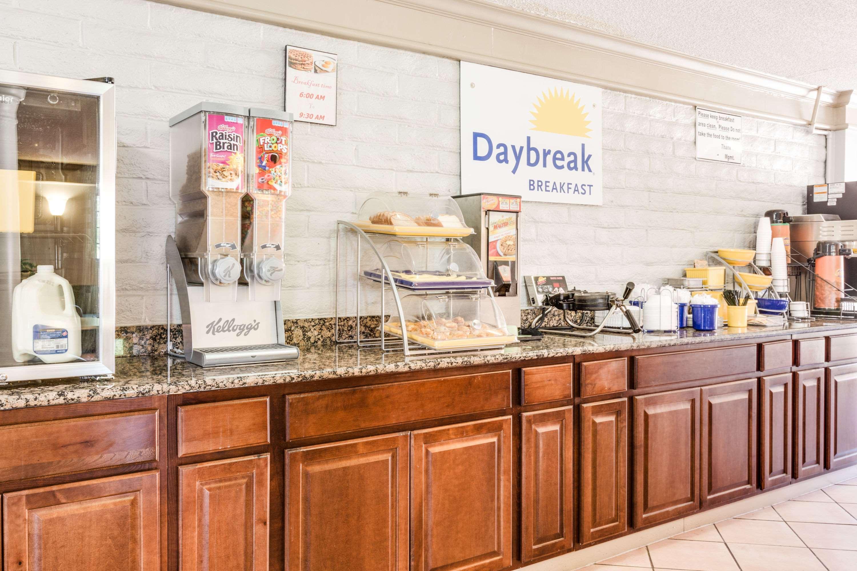 Days Inn By Wyndham Birmingham/West Εξωτερικό φωτογραφία
