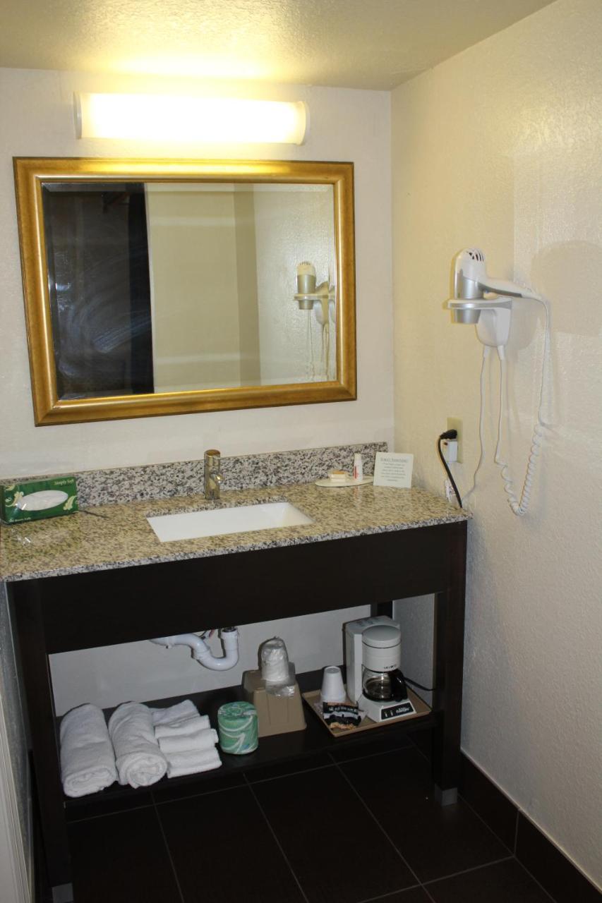 Days Inn By Wyndham Birmingham/West Εξωτερικό φωτογραφία