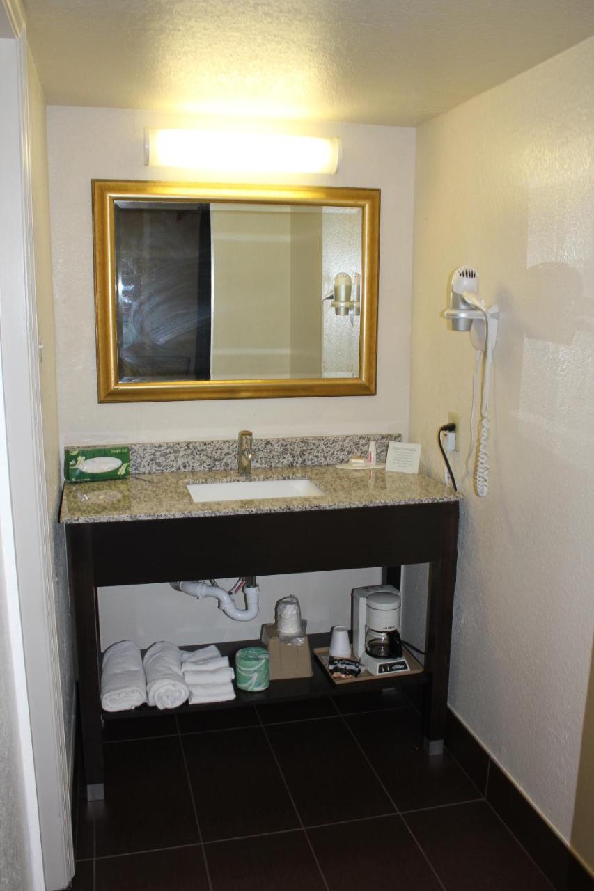 Days Inn By Wyndham Birmingham/West Εξωτερικό φωτογραφία